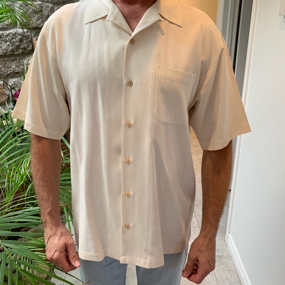 Super cool Tommy Bahama men’s button down shirt  M